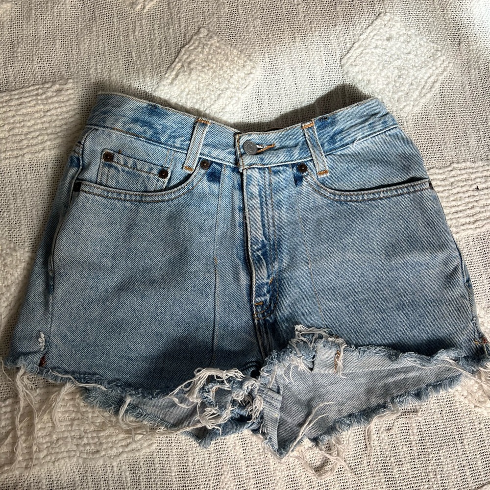 Levi’s Highwaisted Shorts in Light Wash Denim